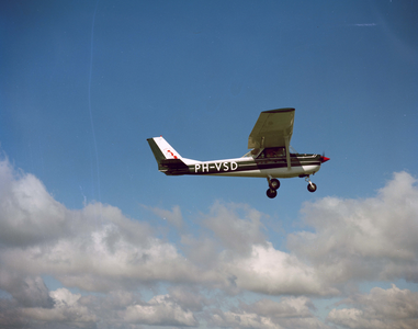 835179 Afbeelding van een Reims/Cessna F150K sportvliegtuig met het registratienummer PH-VSD in het luchtruim boven de ...
